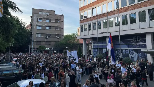 Протест испред Радио-телевизије Србије