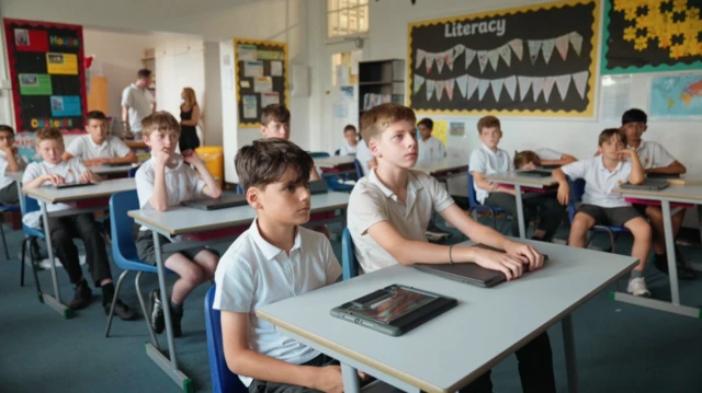 ইউটিউব বাচ্চাদের জন্য ইউটিউব কিডস ব্যবহারের পরামর্শ দিয়ে থাকে