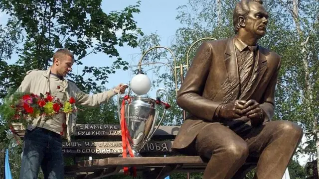 یک سال پس از درگذشت والری لوبانوفسکی، شوچنکو به قولش عمل کرد و جام قهرمانی را برای مربی سابقش برد