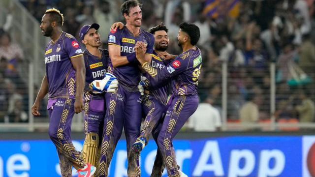 ஸ்டார்க் மிரட்டல் பந்துவீச்சு