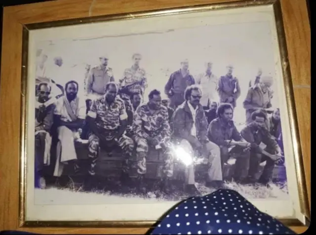 Dik sorayotgan qizlarning fotosuratlarini koring