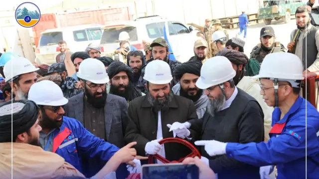 په ۲۰۲۳ کال کې، د طالبانو حکومت له چینایي "شینجیانګ او مرکزي آسیا د تېلو او ګازو" شرکت سره د امو سیند سیمې د تېلو استخراج لپاره د ۵۴۰ ملیون ډالرو پانګونې لپاره د ۲۵ کلن تړون لاسلیک کړ، چې ۲۰٪ ګټه یې د طالبانو حکومت ته ځي.