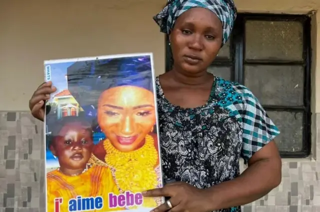 Une photo de Musa Kamaso tenue par sa mère.