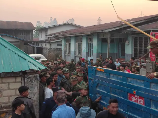 မတ် ၇ ရက်က ကွတ်ခိုင်မြို့ပေါ် KIA ဆက်ဆံရေးရုံးထဲ အချေအတင်ဖြစ်ခဲ့တဲ့မြင်ကွင်း