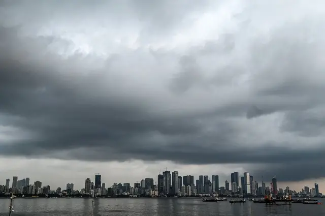 ভারতের মুম্বাইতে এবার মনসুন এসেছে আজ (২৬শে মে), নির্ধারিত সময়ের ১৭ দিন আগে