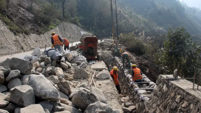 चितवन मुग्लिङ्को सडक खण्ड