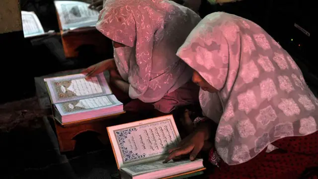 অনেক জায়গায় মেয়েদের আবাসিক মাদ্রাসা গড়ে উঠেছে যেগুলোর তদারকি কতটা আছে তা নিয়ে প্রশ্ন উঠছে