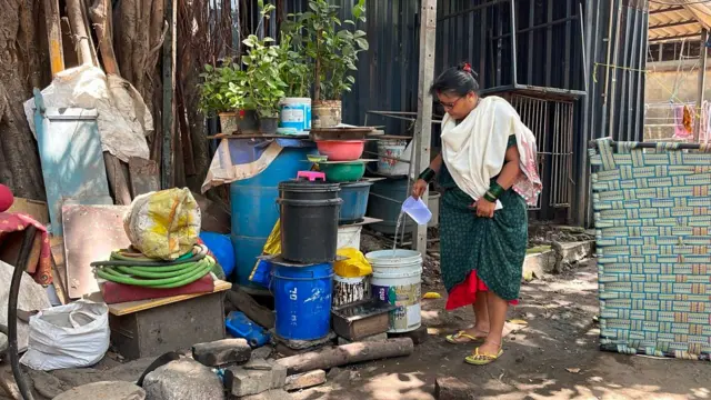 पाणी कपात लागू झाल्यानंतर शहरातील अनेक भागांमध्ये नागरिकांना अपुरा पाणीपुरवठा, गढूळ पाणी आणि वाढत्या खर्चाचा सामना करावा लागत आहे.
