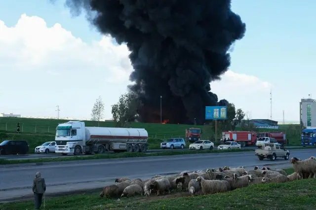 Waxaa cirka isku sii shareeray qiiq ka dhashay bakhaar shidaal oo ku yaal magaalada Erbil ee dalka Ciraaq, kadib markii ay duqeyn diyaaradeed Isniintii. 