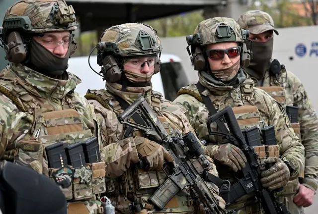 Спецпризначенці в екіпіруванні, які прибули на виклик. 