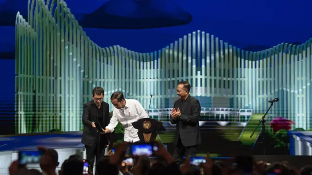 Presiden Joko Widodo (tengah) didampingi Kepala Badan Otorita Ibu Kota Nusantara (IKN) Bambang Susantono (kanan) dan Founding Chairman Jagat Wishnutama Kusubandio meluncurkan secara simbolis metaverse Jagat Nusantara.