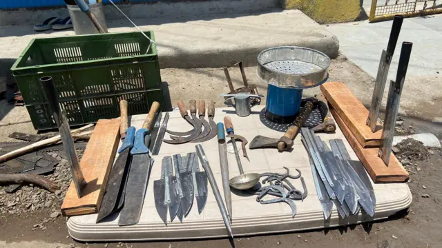 सिकलकरी समाजातील लोक कढई, झारे बनवण्याचा व्यवसात करतात.