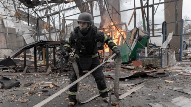 Ukrayna'da itfaiyeciler, bir insansız hava aracı saldırısı sonucu tahrip olan bir hangarda çıkan yangına müdahale ediyor</p><p>