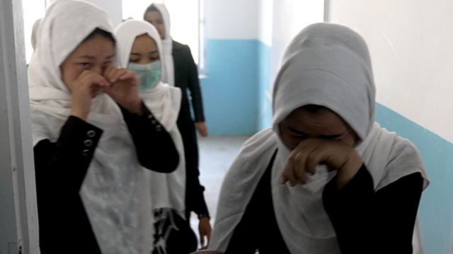 دخترانی که از شنیدن این خبر در مکتب شان در کابل در ۲۳ مارچ ۲۰۲۲ اشک می ریختند.