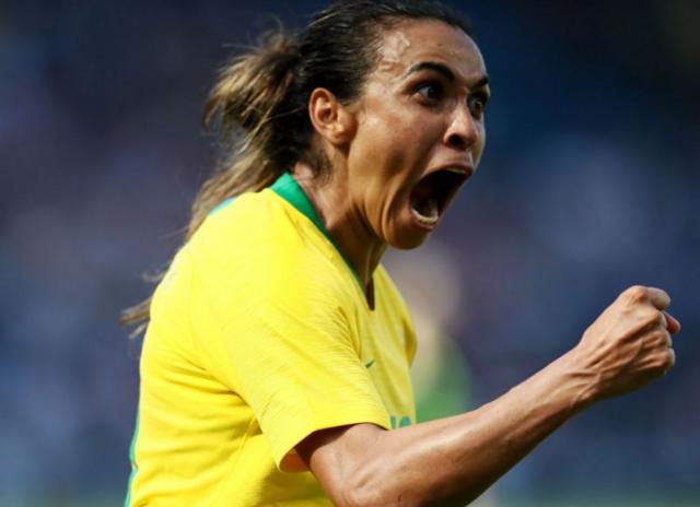 Marta Silva com a camisa do Brasil