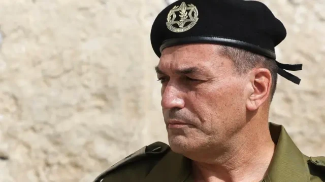 Foto of Eyal Zamir in military uniform.