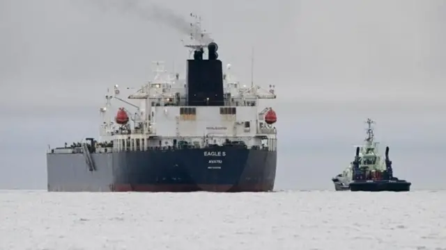 हा फोटो 28 डिसेंबर 2024 रोजी फिनलंडच्या खाडीत किर्ककोनुम्मी येथील पोरक्लानिमी येथे घेण्यात आला होता. यामध्ये डावीकडे तेलाचा टँकर ईगल एस दिसत आहे, तर उजवीकडे टगबोट उक्को दिसत आहे.