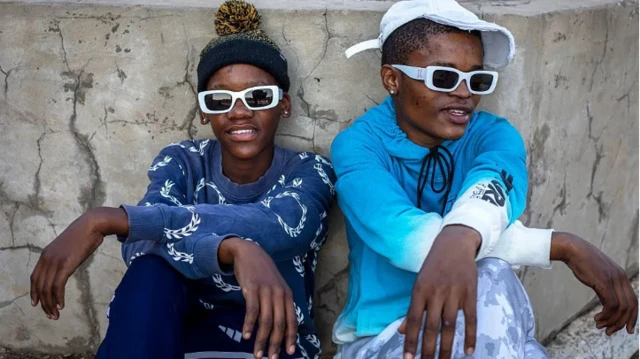 Wasu matasa da tabarau a zaune