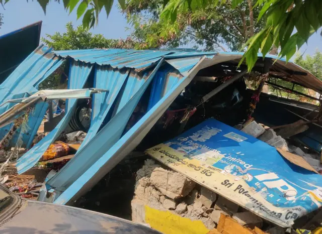 కూల్చేసిన దుకాణాలు