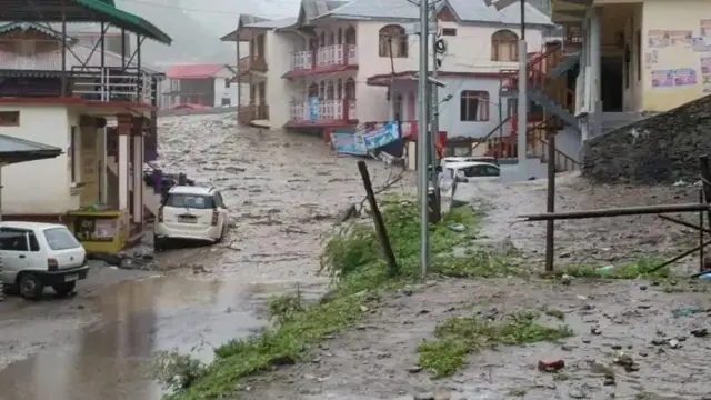 মেঘভাঙ্গা বৃষ্টির জেরে উত্তরাখণ্ডের এই বিপত্তি।