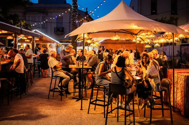 Bar en la noche