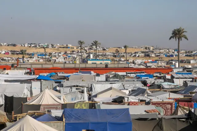 مخيم للنازحين في رفح.