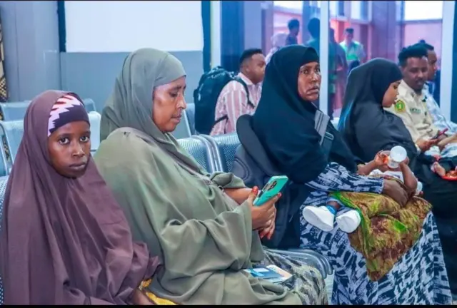 Dhammaan waalidiinta waxay ku heleen dariiqa daryeelka caafimaadka lacag la'aan iyagoo ku beddelaya ballan-qaadkoodii ahaa inay ku laabtaan Soomaaliya si ay u siiyaan carruurta kale isla fursaddii ay heleen.