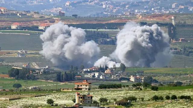 Густые клубы дыма поднимаются над населенным пунктом в южной ливанской области Кфар-Тибнит 3 марта 2026 года.