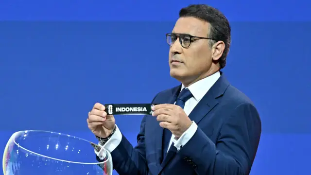 اللاعب الإيراني السابق مهدي مهدويكيا يرفع اسم إندونيسيا خلال قرعة الدور الثالث من التصفيات الآسيوية المؤهلة إلى كأس العالم 2026