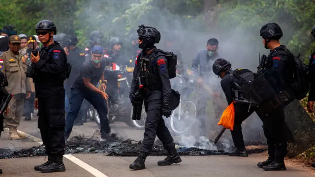 Anggota Brimob Polda Kepri yang tergabung dalam Tim Terpadu membersihkan pemblokiran jalan yang dilakukan oleh warga Pulau Rempang, Batam, Kepulauan Riau, Jumat (8/9/2023).