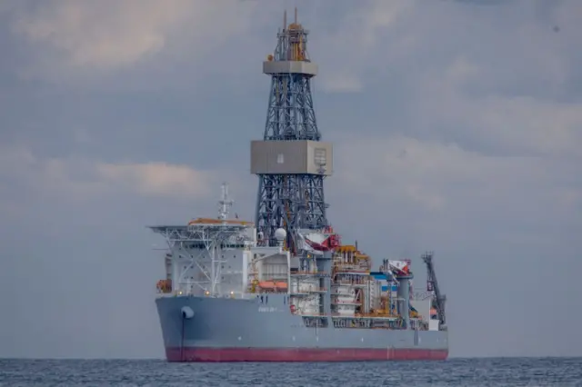Un barco perforador de pozos petroleros