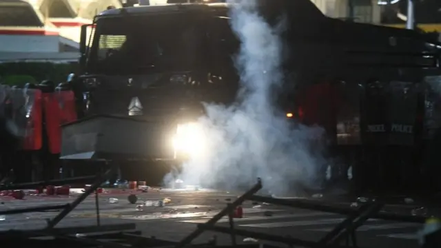 ความวุ่นวายเกิดขึ้น หลังจากแกนนำราษฎรประกาศยุติการชุมนุมในเวลา 20.22 น. แต่แนวร่วมบางส่วนยังไม่ยอมกลับบ้าน