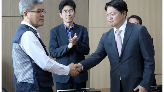 15일 열린 울산지방노동위원회 노동쟁의 조정회의에서 울산지역 5개 시내버스 노사 대표가 임금 및 단체협상 최종합의안에 서명한 뒤 악수하고 있다.