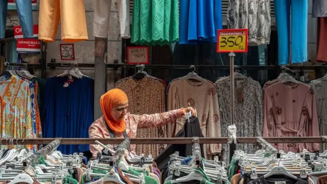 امرأة تتسوق