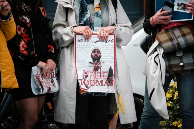 پلاکارد توماج صالحی