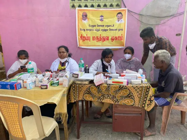 பெரியகுப்பம் பகுதியில் நடந்து வரும் மருத்துவ முகாம்