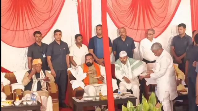 जीतन राम मांझी (बाएं) की इफ़्तार पार्टी में सम्राट चौधरी (बीच में) के साथ (दाएं कुर्सी पर) बैठे निशांत