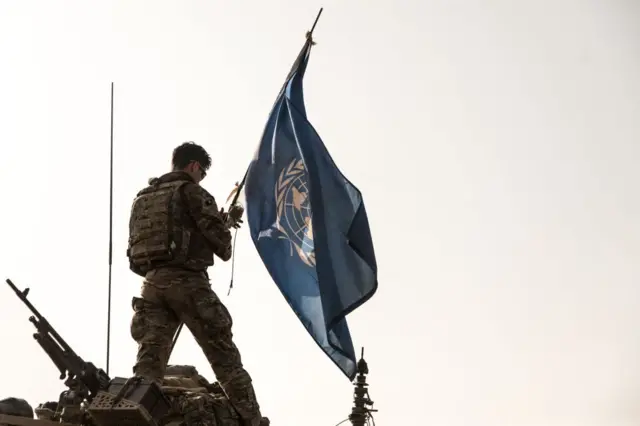 Un soldat britannique fait flotter le drapeau de l'Onu sur son char