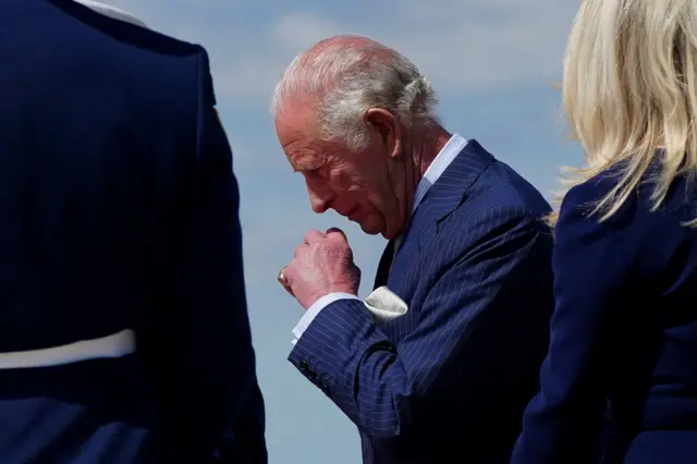 الملك تشارلز ملك بريطانيا يسير بعد وصوله إلى قاعدة أندروز المشتركة في ولاية ماريلاند الأمريكية في زيارة دولة، بتاريخ 27 أبريل/نيسان 2026.