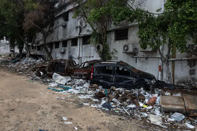 Escombros de carros e prédios destruído por bombas