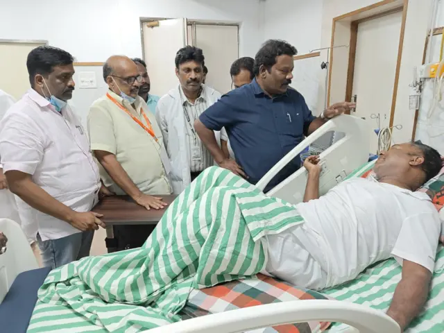 மருத்துவமனையில் இருந்தவாறே உண்ணாவிரதப் போராட்டத்தை தொடர்ந்த சசிகாந்த் செந்திலை தமிழ்நாடு காங்கிரஸ் கமிட்டி தலைவர் செல்வப்பெருந்தகை சந்தித்து பேசினார்.