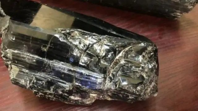 ટાંઝાનાઇટ પથ્થર