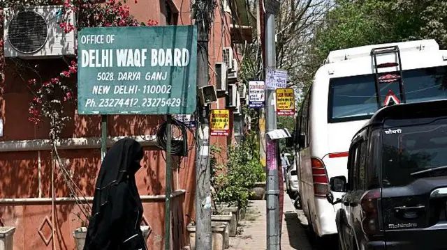 दिल्ली वक़्फ़ बोर्ड के सामने से गुजरती मुस्लिम महिला
