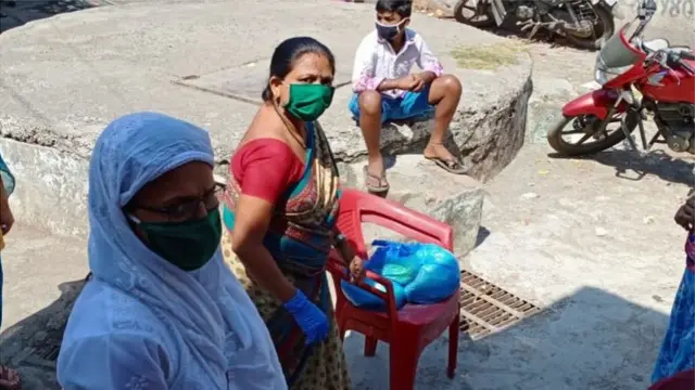 रेडलाईट भागात जेवणाचे पॅक वाटताना स्वयंसेवक