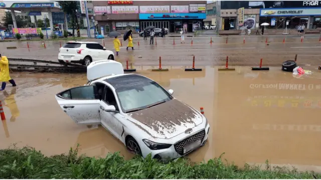 갑자기 불어난 물을 미쳐 피하지 못한 차