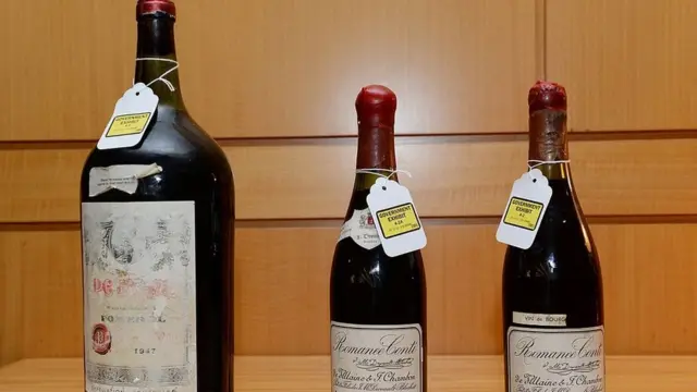 Barang bukti botol palsu minuman anggur dalam sidang Rudy Kurniawan.