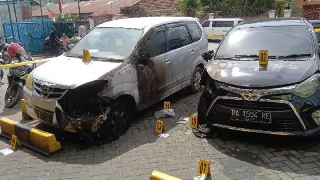Mobil yang terparkir di halaman kantor Jubi di Kota Jayapura, Papua, hangus di bagian depan akibat kena lemparan bom molotov.
