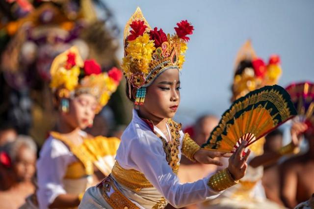 راقصون من بالي يؤدون عرضاً خلال حفل تنقية المياه في جزيرة سيرانغان في بالي-إندونيسيا.