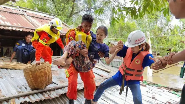 မင်းဘူးမြို့ရေဘေးသင့်ပြည်သူတွေကို ပြောင်းရွှေ့ပေးနေ