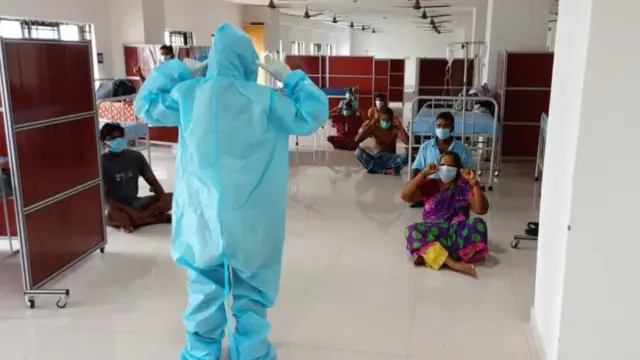 யோகா செய்யும் கொரோனா நோயாளிகள்